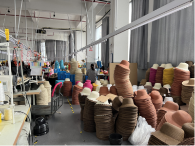 溫嶺新鄉(xiāng)賢“帽助·共富工坊” 戴好群眾共富帽，編織紡織材料小簾的致富夢